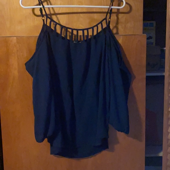 Gorgeous off the shoulders blouse brand new never worn 20$ or best offer - Picture 2 of 3